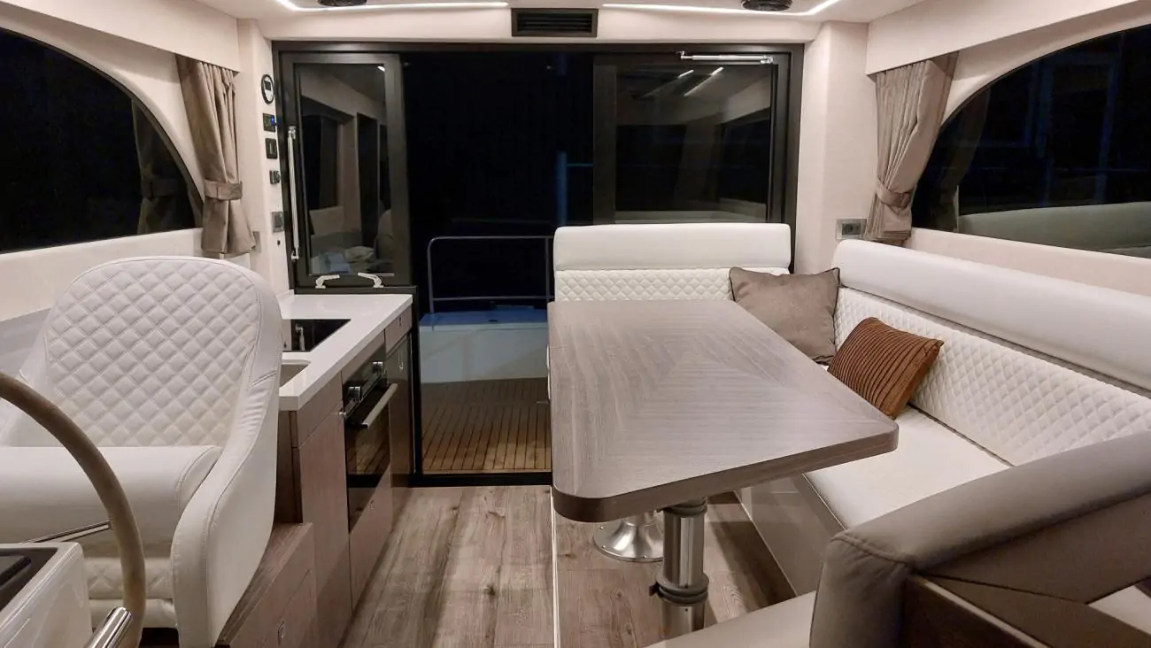 Maxima Boates Maxima 37 cabin