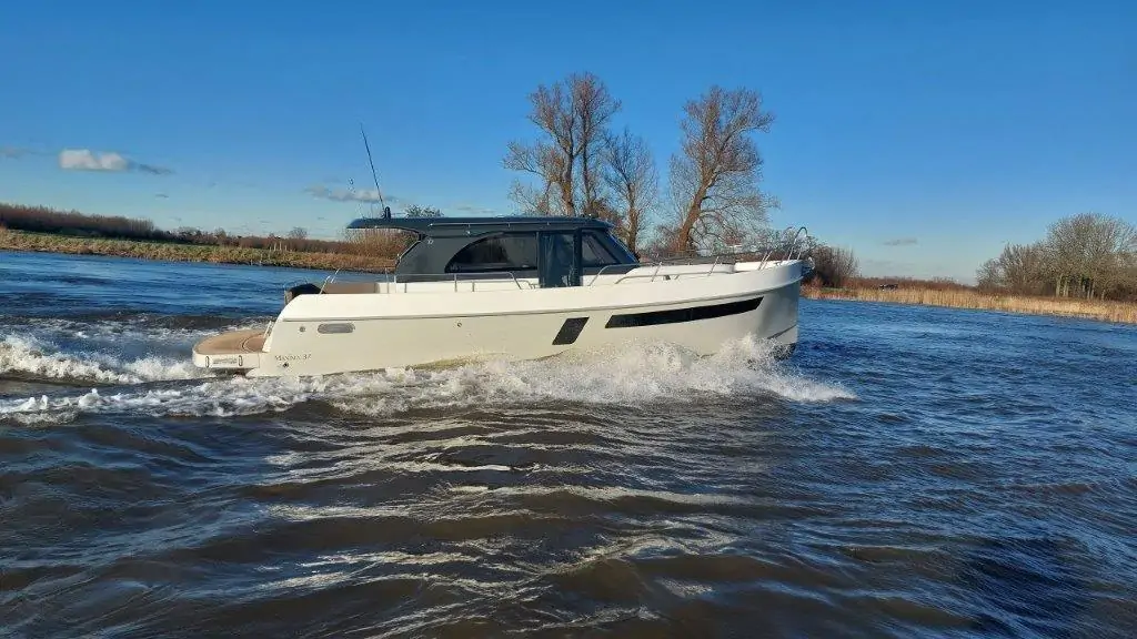 Maxima Boates Maxima 37 cabin