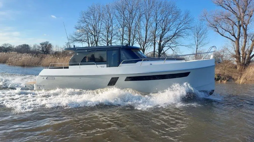 Maxima Boates Maxima 37 cabin