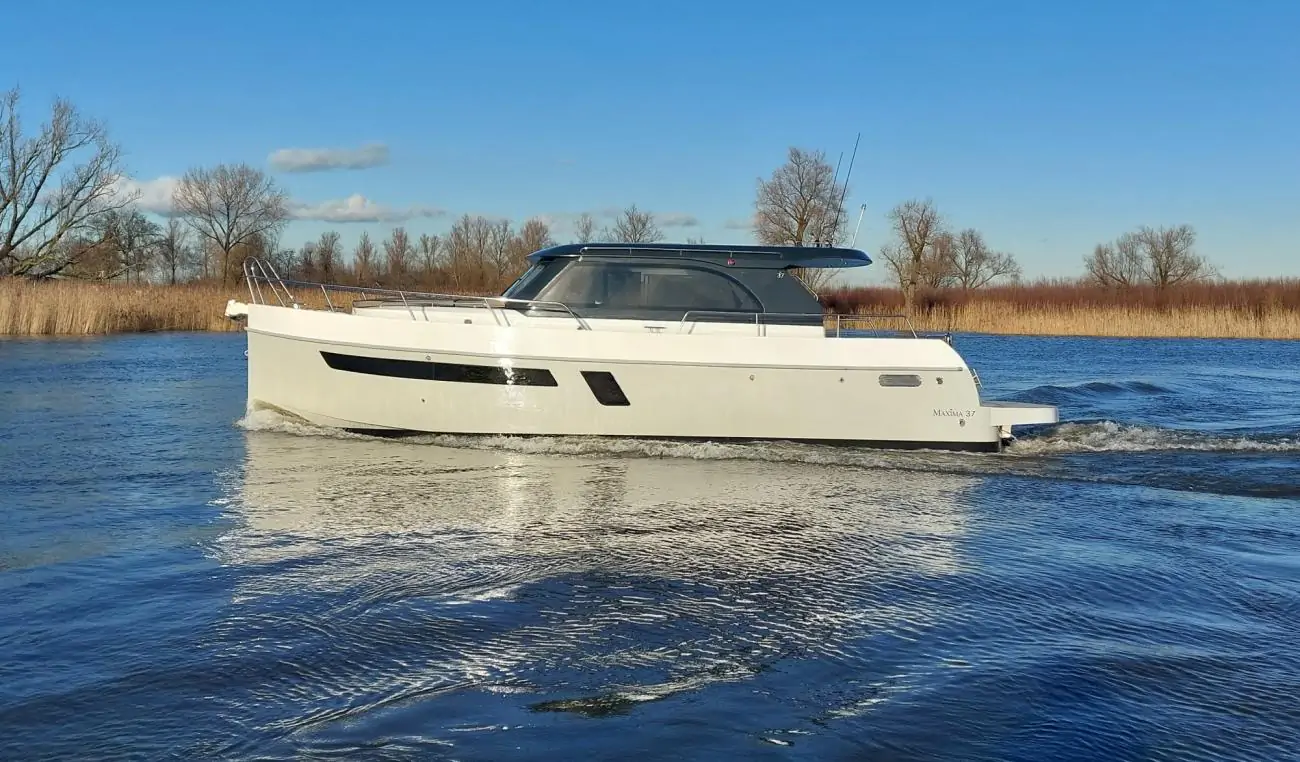 Maxima Boates Maxima 37 cabin