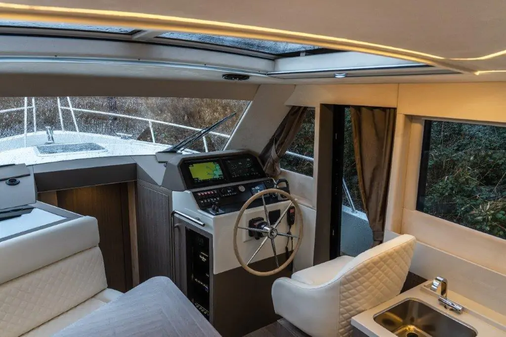 Maxima Boates Maxima 37 cabin