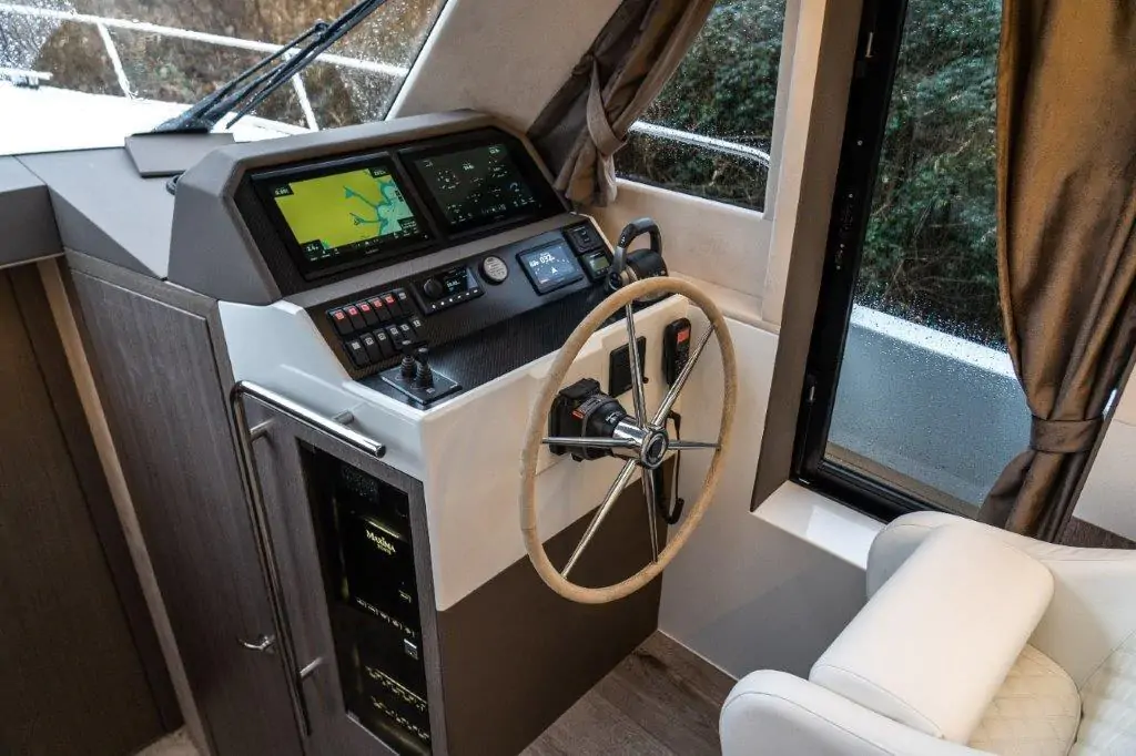 Maxima Boates Maxima 37 cabin