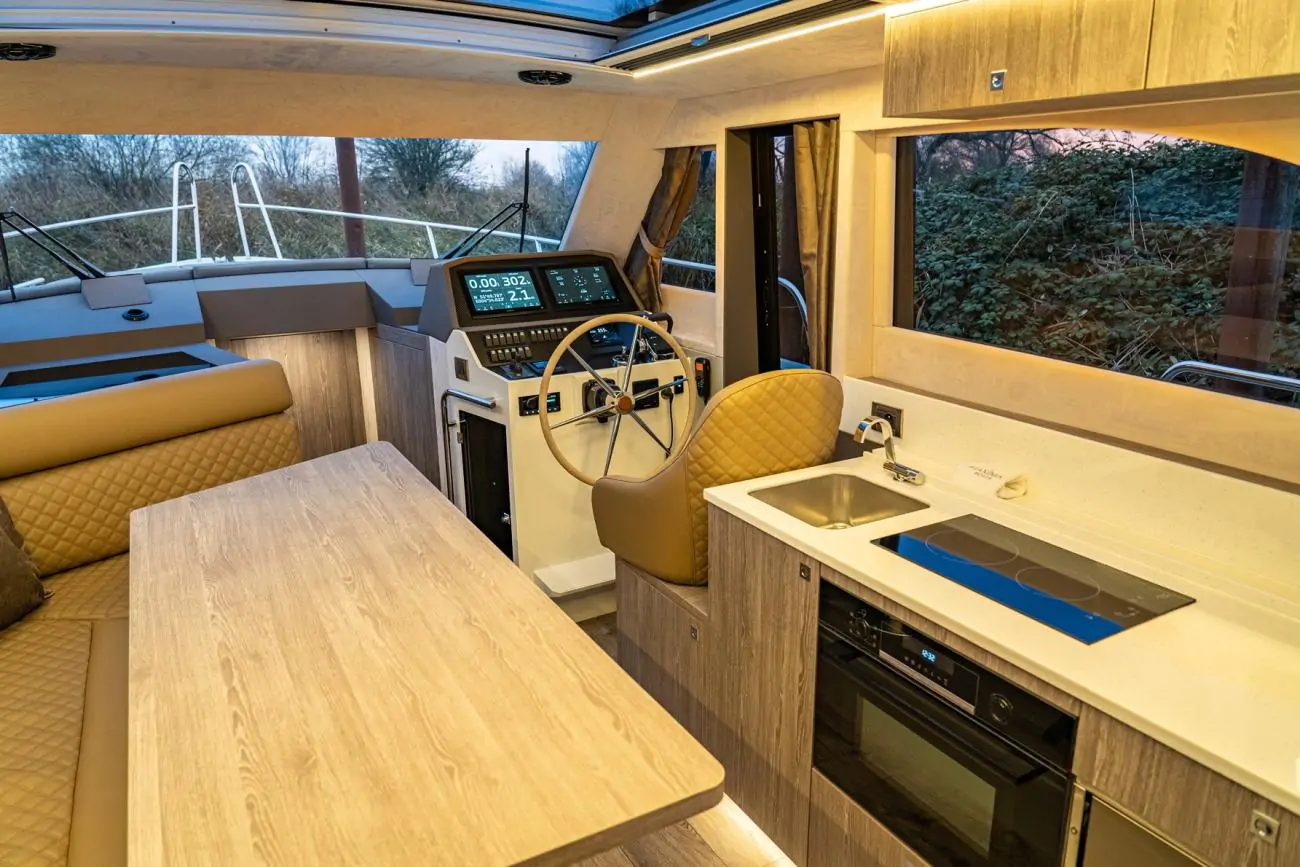 Maxima Boates Maxima 37 cabin
