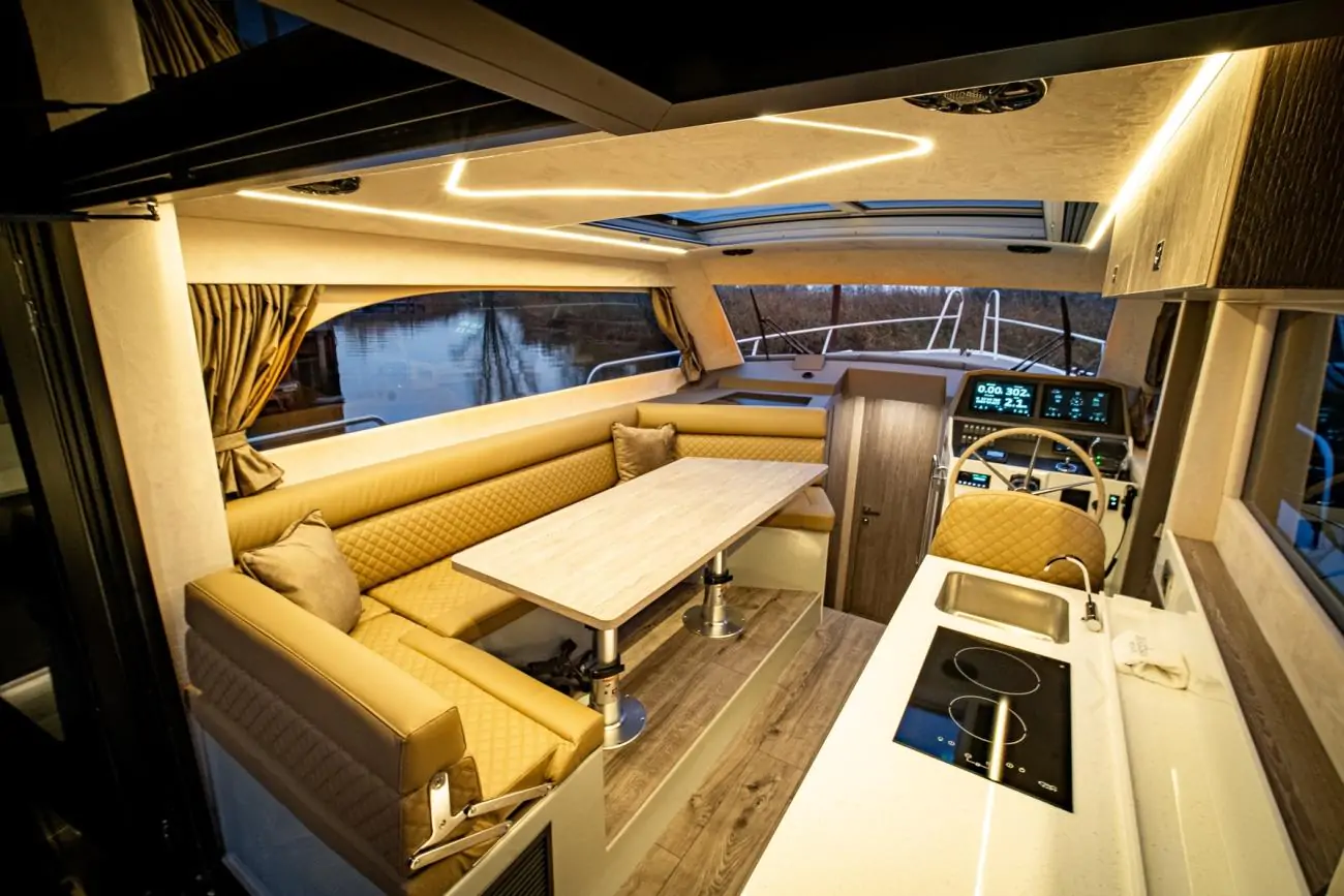 Maxima Boates Maxima 37 cabin