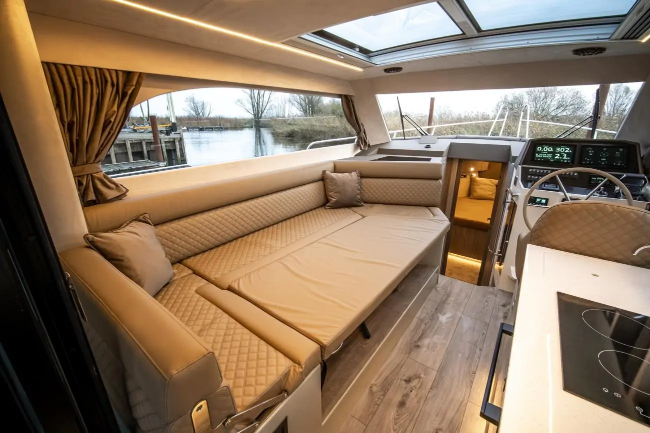 Maxima Boates Maxima 37 cabin