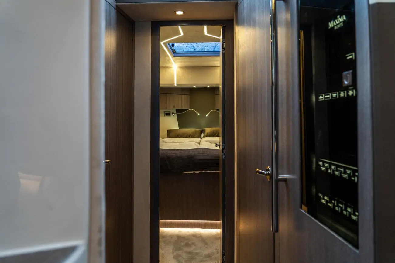 Maxima Boates Maxima 37 cabin